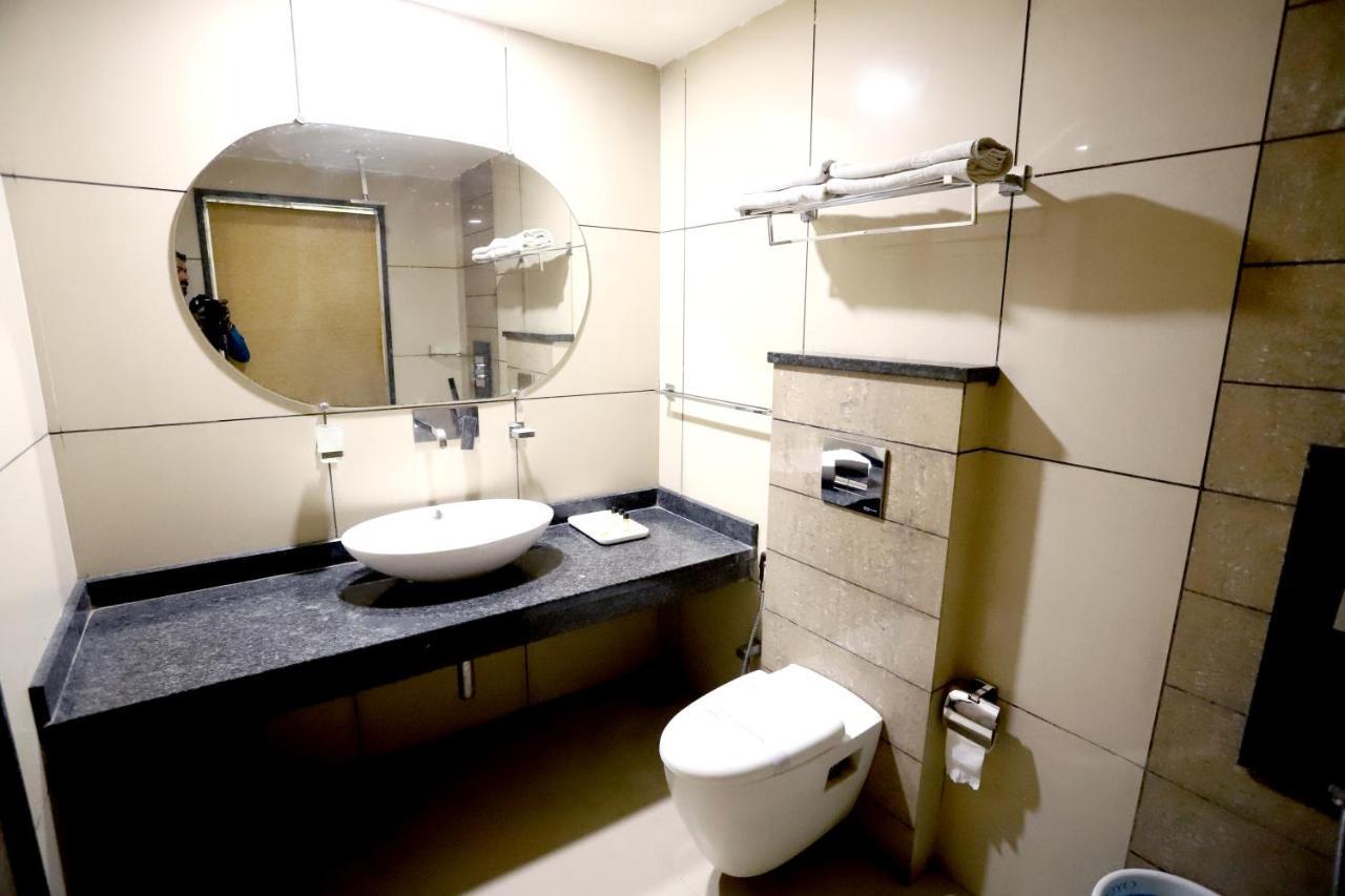 Hotel Blue Pearl Bhopal Esterno foto
